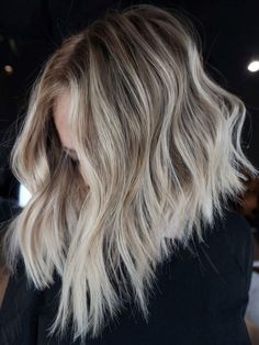 Blonde balayage lob with soft, textured waves, adding dimension and a beachy finish. Ashy Blonde Balayage, Light Blonde Balayage, Dark Blonde Balayage, Beige Blonde Balayage, Balayage Lob, Blonde Ombre Balayage, Blonde Balayage Highlights, Ash Blonde Balayage