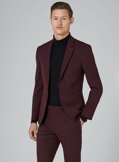 This is a Classic Two Piece Suit crafted from high quality fabric and imported materials. Our products are handcrafted by experienced tailors who make sure the that the stitching is precise, lining is proper and the overall product is sturdy enough to not go out of shape for more than a few years. Also all our products have extra margins in their length, sleeves, sides so it's easily alterable if your size changes after some time. To see more available colours and designs in this collection, Che Burgandy Suit Men, Burgundy Suit Men, Mens Suit For Wedding, Terno Slim, Suit For Wedding, Prom Suits For Men, Stylish Mens Suits, Mens Fashion Blazer, Burgundy Suit