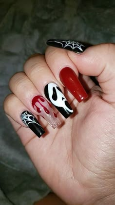 Medium Goth Nails, Ghostface Nail Art, Short Horror Nails, Edgy Nails Grunge Coffin, Horror Nails Short, Rock Nails Grunge, Ghostface Nails, Rock Nails