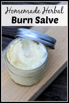 Burn Salve, Yarrow Salve, Diy Salve, Tincture Recipes, Burn Cream, Yarrow Oil, Homemade Salve, Herb Medicine, Medicinal Weeds