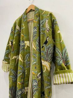 Vetement Hippie Chic, Robe Women, Green Jungle, Mode Kimono, Velvet Kimono, Kimono Robes, Velvet Coat, Womens Jackets, Jungle Print