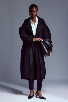 Invest In Outerwear This Cool Season With This Timeless Coat. Crafted From Sumptuous Wool, This Piece Has An Oversized Effect That Falls To A Long-Length With A Large Notched Collar, And Long Sleeves. An Ideal Choice For Layering Over Cashmere Jumpers.Notched Collarwoollong Lengthlong Sleeves Black Cashmere Coat, Structured Coats For Women, Black Shawl Collar Coat, Dress And Long Coat, Japanese Fashion For Women Over 40, Smart Coats Women, Winter Coat Outfits Women, The Curated Coat, Fall Fashion Paris