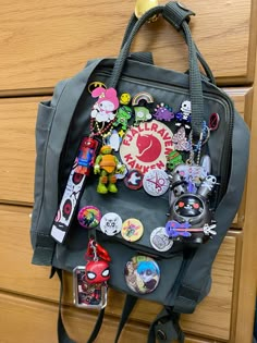 Backpack Decoration Ideas, Kanken Backpack Aesthetic, Bag With Pins, Bag Pins Aesthetic, Customized Backpack