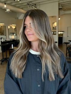 Bronde hair inspo Dark Balayage Hair With Money Piece, Root Shadow Brunette To Blonde, Brown Hair With Light Brown Money Piece, Money Piece Balayage Brunette, Dirty Blonde Hair Ashy, Cool Toned Bronde Haircolor, Brown Hair With Extensions, Brown Hair Cool Tone, Brown Balayage Blonde