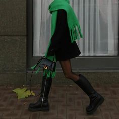 Green Scarf Outfit, Winter Inspo Outfits, Scarf Outfit Winter, Scarf Aesthetic, Nyc Fits, Japan Outfit, Green Scarf