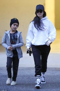 Vans With Socks Outfit, Vans With Socks, Cute Lazy Outfits For School, Estilo Vans, Kourtney Kardashian Style, Platform Vans, Socks Outfit, Elder Sister, Vans Outfit