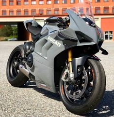 a black motorcycle parked in front of a building