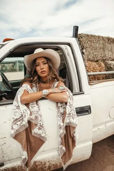 Bohemian Photoshoot Ideas, Boho Photoshoot Ideas, Brown Wedding Dress, Modern Boho Fashion, Rue De Seine Wedding Dress, Boho Photoshoot, Boho Photography