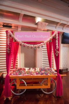 a bed with pink drapes and flowers on it in front of a sign that says hart her chodjun