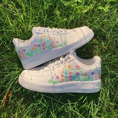 Unleash your wild side with the Colorful Flowers Custom Air Force 1! Show the world your adventurous style with vibrant flowers that will never wilt, and stand out wherever you go. Make a statement and brave the unexplored with confidence! 🌸 Exactly as shown in the pictures. 📷 Brand New & Authentic. 💯 Hand Painted with attention to detail. 👨‍🎨 Waterproof and Flexible. ❤️ Unisex model. Please refer to the Size Chart. 👟👫 Free Worldwide Shipping. ✈️🌍 Cute Airforce 1, Painted Af1 Ideas, Painting Nike Shoes, Flower Inspired Fashion, Custom Painted Shoes Ideas, Painted Air Force 1, Paint Shoes, Rave Shoes, Painted Shoes Diy