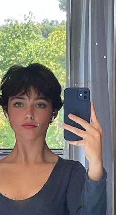 Short Brown Hair Styles Pixie, Short Straight Hair Boyish, Super Short Womens Haircuts 2022, Pixie Haircut Cute, Short Shaggy Hairstyles For Thick Hair, Very Short Hair Straight, Mens Hair On Women, Unstyled Pixie Haircut, Short Hair Pushed Back