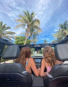 Trip Songs, Best Road Trip Songs, Road Trip Songs, Beach Vibes Outfit, Travel Songs, Beach Road Trip, Summer Playlist, Girls Vacation