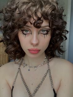 Selena Ruiz Makeup, Heavy Eyeliner Makeup Grunge, Artistic Eyeliner Ideas, Undereye Liner Makeup, Edgy Graphic Liner, Punk Graphic Liner, Graphic Liner Aesthetic, Grunge Graphic Liner, Graphic Makeup Eyeliner