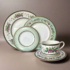 an image of a set of dinnerware