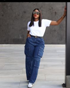 Navy Blue And White Outfits Casual, Casual Cargo Pants Outfit, Cargo Pants Jeans, Women's Cargo Pants, Outfits Gorditas, Stylish Work Attire, Effortlessly Chic Outfits, Classy Work Outfits, Looks Street Style