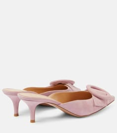 Find GIANVITO ROSSI Portofino 55 Suede Mules on Editorialist. Upper: leather. Lining: leather. Sole: leather insole and sole. Toe shape: pointed toe. Made in Italy. Includes: shoe box, dust bag. Designer color name: Sugar. Summer 2025, Mid Heels Pumps, Suede Mules, Mid Heel, Gianvito Rossi, Shoe Box, Color Design, Dust Bag, In Italy