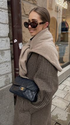 Chanel Flap Outfit, Alva Sperle, Black Bag Outfit, Sunglasses Celine, Paris Outfits, Girly Fashion, Mode Inspiration, Winter Fashion Outfits