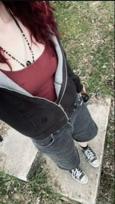 #alt #altfashion #fashion #y2k  #skatergirl #grunge Grunge Outfits Crop Tops, Grunge Baggy Jeans Outfit, Grunge Fits Winter, Emo Jorts Outfit, Goth Metal Outfit, Grunge Fits Girl, Subtle Emo Outfits, Deftones Girl Outfit, Baggy Emo Outfits