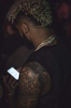 I can almost read it... Uhm. Odell Beckham Jr Hair, Odell Beckham Jr Tattoos, Male Haircuts Curly, Danny Green, Curly Hair Fade, S Curl