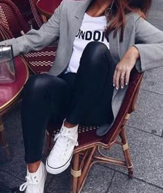 #Inspiração Casual Chic Outfits, Look Legging, Outfit Jeans, Mode Casual, Outfit Trends, Cute Fall Outfits, Wardrobe Style, 가을 패션, Spring Outfits Casual