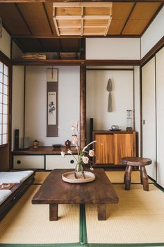 15 Zen-Inspired Ideas for Japanese Tiny House Living Room Zen Tiny House, Japanese Style Tiny House, Japanese Traditional House, Japanese Tiny House, Tatami Living Room, Zen Corner, Living Room Japanese Style, Tiny House Living Room, Japanese Living Room