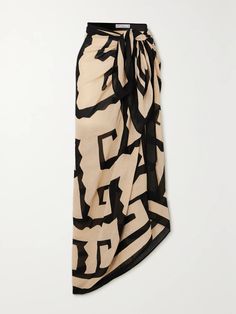 Black and tan sarong.