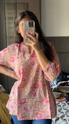 Short Tops For Women Casual Indian, Short Kurta Women Aesthetic, Casual Patterned Printed Kurta, Indian Tops For Women, Small Print Kurti Design, Cotton Short Kurti Designs, Short Kurti Styling, Short Kurta Designs Women