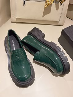 Platform Loafers Outfit Street Styles, Cute Green Shoes, Styling Loafers Women, Chunky Loafers For Women Outfit, Shoes 2023 Trends, Womens Fall Shoes, Cute Fall Shoes, Spring Shoes 2023, Platform Loafers Outfit