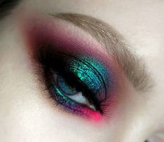 Makeup And Skincare Products Red Eye Makeup, Makeup And Skincare Products, Prom Makeup Looks, Makeup Course, Beautiful Eye Makeup, Top Makeup Products, Makeup And Skincare, Edgy Makeup, Bold Makeup