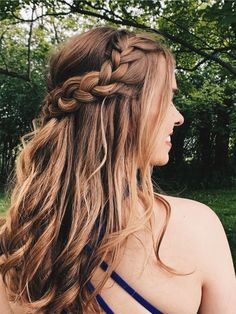 Homecoming Hair Ideas Half Up, Hoco Hair Ideas Half Up Braid, Prom Hair Down With Braid To The Side, Curled Hairstyles Braid, Braided Curly Hairstyles Prom, Hoco Hair Ideas Braids, Plait Prom Hair, Junior High Dance Hairstyles, Simple Curly Hairstyles Prom