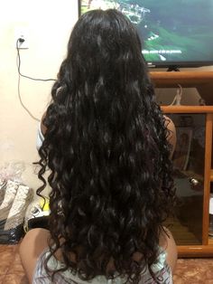 Black Long Hair Curly, 2c Curly Hair Aesthetic, Long Dark Hair Curly, Black 2b Hair, Curly Waist Length Hair, Long Wavy Natural Hair, 2c Black Hair, Front Layers Wavy Hair