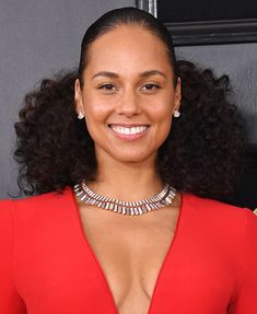 Alicia Keysno-makeup makeup Grammys 2019 beauty look was achieved thanks these eight Burt's Bees natural skincare and makeup products Alicia Keys No Makeup, Alisha Keys, Alicia Keys Hairstyles, Alicia Keys Style, Red Carpet Dresses 2019, Grammy Awards Red Carpet, Tori Kelly, Ashlee Simpson, Peinados Fáciles Para Cabello Corto