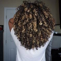 Highlights Curly, Dyed Curly Hair, Naturally Curly Hair, Haircuts For Curly Hair, Beautiful Curls, Curly Hair Inspiration, Curly Hair Care