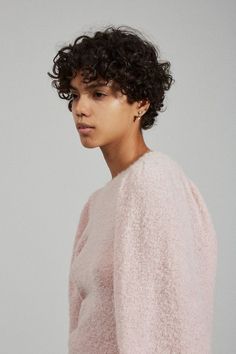 Summer is an ideal time to try out a new haircut. We found the best short curly hairstyles if you have curly hair and need some inspiration. Curly Pixie Hairstyles, Curly Pixie Haircuts, Curly Pixie Cuts, Curly Pixie, Fluffy Hair, Short Haircut