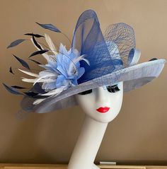 "Three layers of sinamay with beautiful bow and feather flowers, elegant, light and comfortable to wear. Perfect for weddings, Royal Ascot horse races, cocktails, tea party, Mother's Day, Easter, derby... Warm tips:  ❤️If you are looking for a customized piece, please send me a message and let's create something unique just for you!  ❤️Group discount on 3 or more pieces, please contact me for further information on group discount. ❤️Due to the nature of my items, I do not accept return or exchan White Derby Hat, Ascot Horse Racing, Tea Hat, Feather Flowers, Derby Fashion, Tea Hats, Easter Wedding, Horse Races, Hats And Fascinators