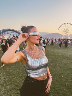 Festival Outfits Metallic, Odesza Outfit Ideas, Chrome Festival Outfit, Metalic Outfits Festival, Scandi Festival Outfit, Chrome Rave Outfit, Outfit Para Edc, Outfit Edc Mujer, Metallic Festival Outfit