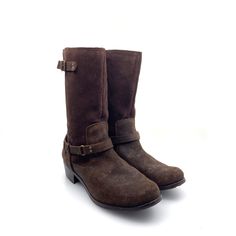 Step into style and comfort with these UGG Women's Size 6 Caddie Lodge Brown Leather Western Boots. Made with high-quality leather and featuring a convenient zipper closure, these boots are perfect for any fashion-forward woman. With their excellent condition and solid brown color, they are sure to make a statement. Don't miss out on this must-have footwear for the season. Womens Western Boots, Vintage Trucker Hats, Leather Western Boots, Solid Brown, Western Boots Women, Brown Pattern, Stylish Boots, Accessories Bags Purses, Lularoe Leggings