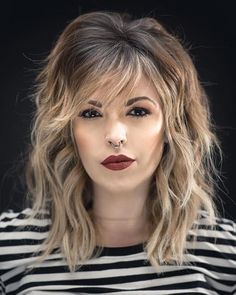 31 Choppy Bangs Hairstyles to Steal The Limelight Messy Wavy Hair, Feathered Hair Cut, Textured Haircut, Oval Face Haircuts, Beautiful Haircuts, Oval Face Hairstyles, Long Bob Haircuts, Oval Face, Feathered Hairstyles