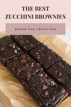 These healthy zucchini brownies are gluten free, dairy free, refined sugar free, low sugar, can be made vegan and high protein, plant based. On a sheet of light brown parchment paper are six dark brownie pieces still in the shape of the loaf pan. Each slice is even and shows inside texture that is fudgey, gooey, and has crisp, firm edges. Topped with thick chocolate chips and flakey sea salt. Brownies Gluten Free, Healthy Chocolate Pudding, Dairy Free Brownies, Gluten Free Cheesecake, Protein Desserts, Gluten Free Brownies, Gf Desserts, Healthy Bites