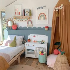 a child's bedroom is decorated in pastel colors