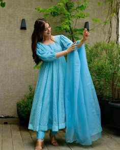 Simple Frock Design, Salwar Kamiz, Indian Dresses Traditional, Dress Design Patterns, Trendy Dress Outfits