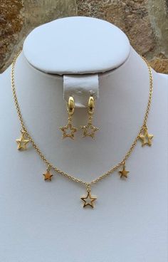 قلادات متدلية, Unique Gold Jewelry Designs, Locket Design, Neck Pieces Jewelry, New Gold Jewellery Designs, Fancy Jewelry Necklace, Modern Gold Jewelry, Pretty Jewelry Necklaces, Beautiful Gold Necklaces