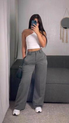 Professional Look With Jeans, Grey Pantalon Outfit, Large Pants Outfit, Outfits Pantalon Gris, Jean Gris Outfit, Outfits Con Pants, Ideas De Outfits Juveniles, Pantalon Palazzo Outfits, Office Wear Outfit