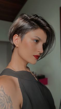 Κούρεμα Bob, Short Dark Hair, Really Short Hair, Shot Hair Styles, Short Hair Haircuts, Blonde Pixie, Pixie Cuts, Hair Short, Short Bob Hairstyles