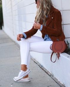 Jeans Heels Outfit, White Jeans Outfit, Jeans Outfit Women, Outfits With Converse, Girls Wardrobe, Brown Jacket, Female Fashion, Mode Inspiration, White Pants