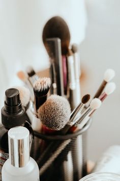 The Lazy Genius, Lazy Genius, Everyday Makeup Tutorials, Makeup Tutorial Video, Maybelline Super Stay, How To Clean Makeup Brushes, Clean Makeup, Makeup Photography, Beauty Favorites