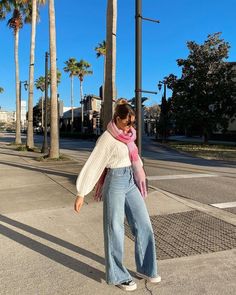 Winter Look For Women, Blue Light Jeans Outfit, Winter's Outfits For Women, Jaipur Winter Outfit, Winter Outfits For Trip, Kasmir Outfit Ideas, Winter Outfit Wide Leg Jeans, Blue Wide Leg Jeans Outfit Winter, Jaipur Outfits Ideas Winter