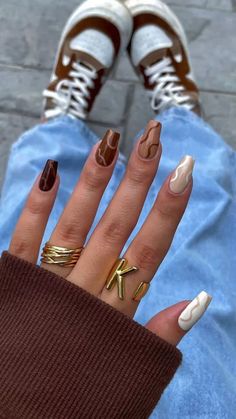 Nails that go from light brown to dark brown with swirls on them. Ongles Beiges, Brown Acrylic Nails, Nail Art For Beginners, Colorful Nails, Smink Inspiration, Thanksgiving Nails, Brown Nails, Chic Nails, Nail Art Tutorial