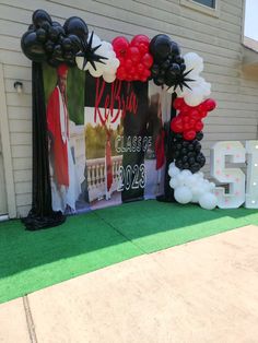 balloons are arranged in the shape of letters and numbers for an outside graduation celebration on grass