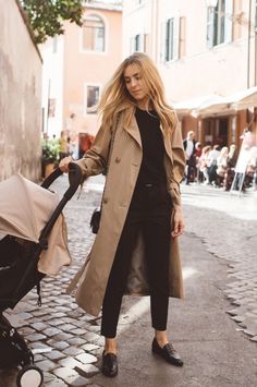 Female Lawyer Fashion, Kasia Tusk, Trench Outfit, Pijamas Women, Daily Moments, Lawyer Fashion, Lawyer Outfit, Trench Coat Outfit, Classic Style Outfits